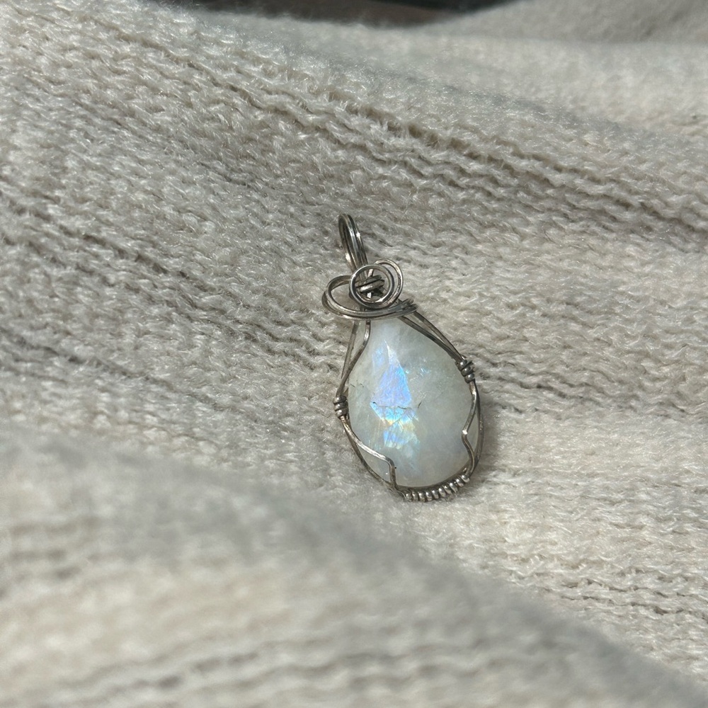 Sterling silver moonstone pendent.